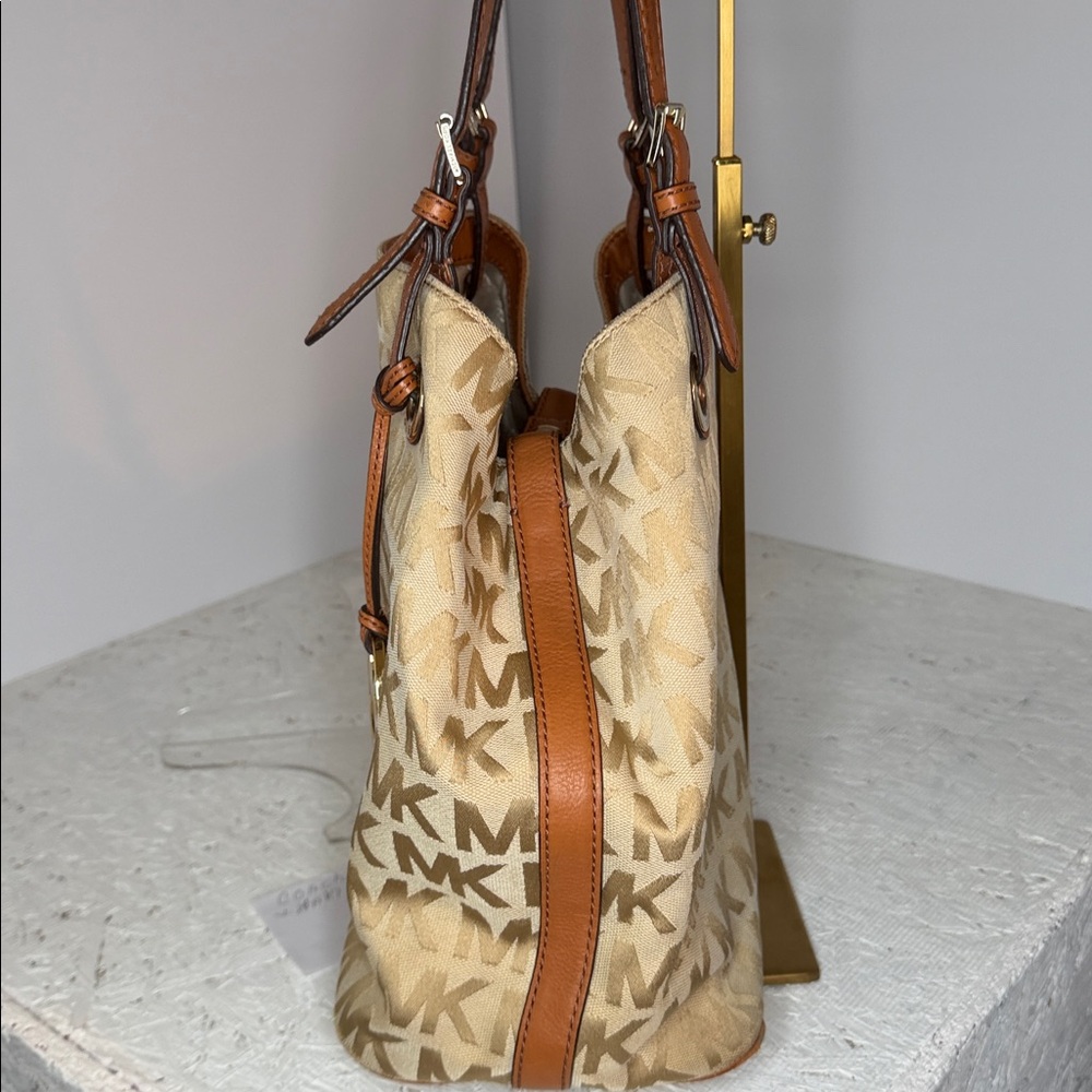 Michael Kors signature logo tan bag with brown leather trim adj shoulder straps - Picture 11 of 14